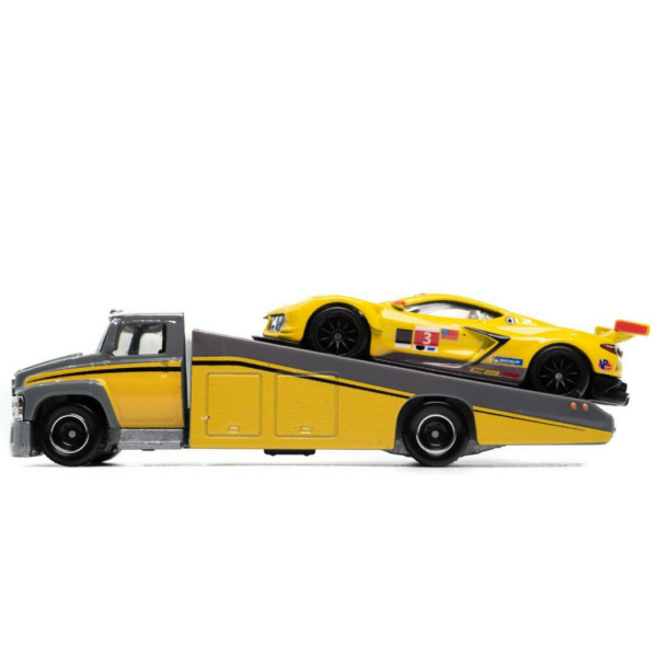 GRK67-9564 CARRY ON CORVETTE C8.R1:64 Scale